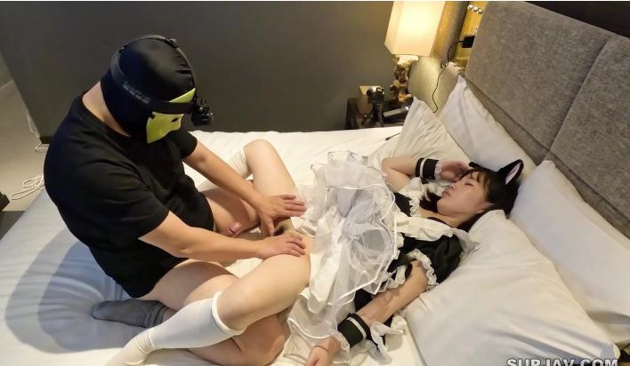 Hầu gái nghe lời chủ được thưởng chuối